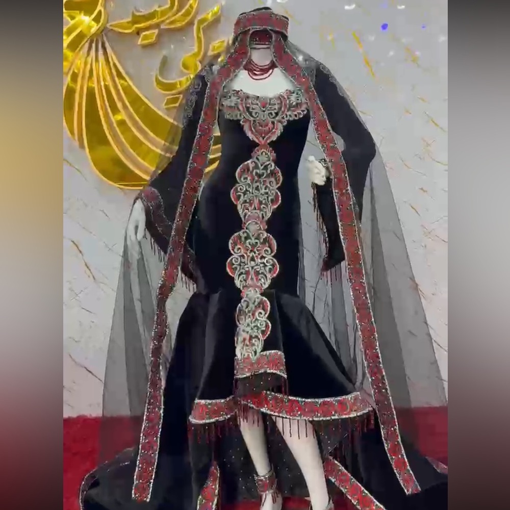 Traditional yemeni wedding dress black and silver and red
